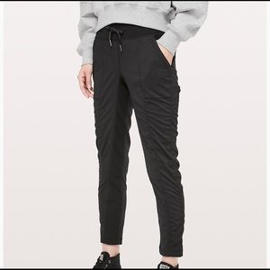 Cropped lululemon Studio Pant